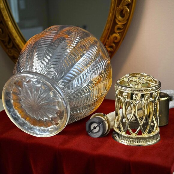 Vintage Catalytic Fragrance Lamp with Gold Crown Fern Leaf Glass Effusion Lamp - Picture 6 of 7